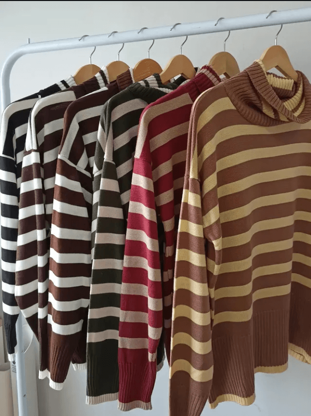 Blusas de tricô listradas penduradas no varal - Aby Malhas